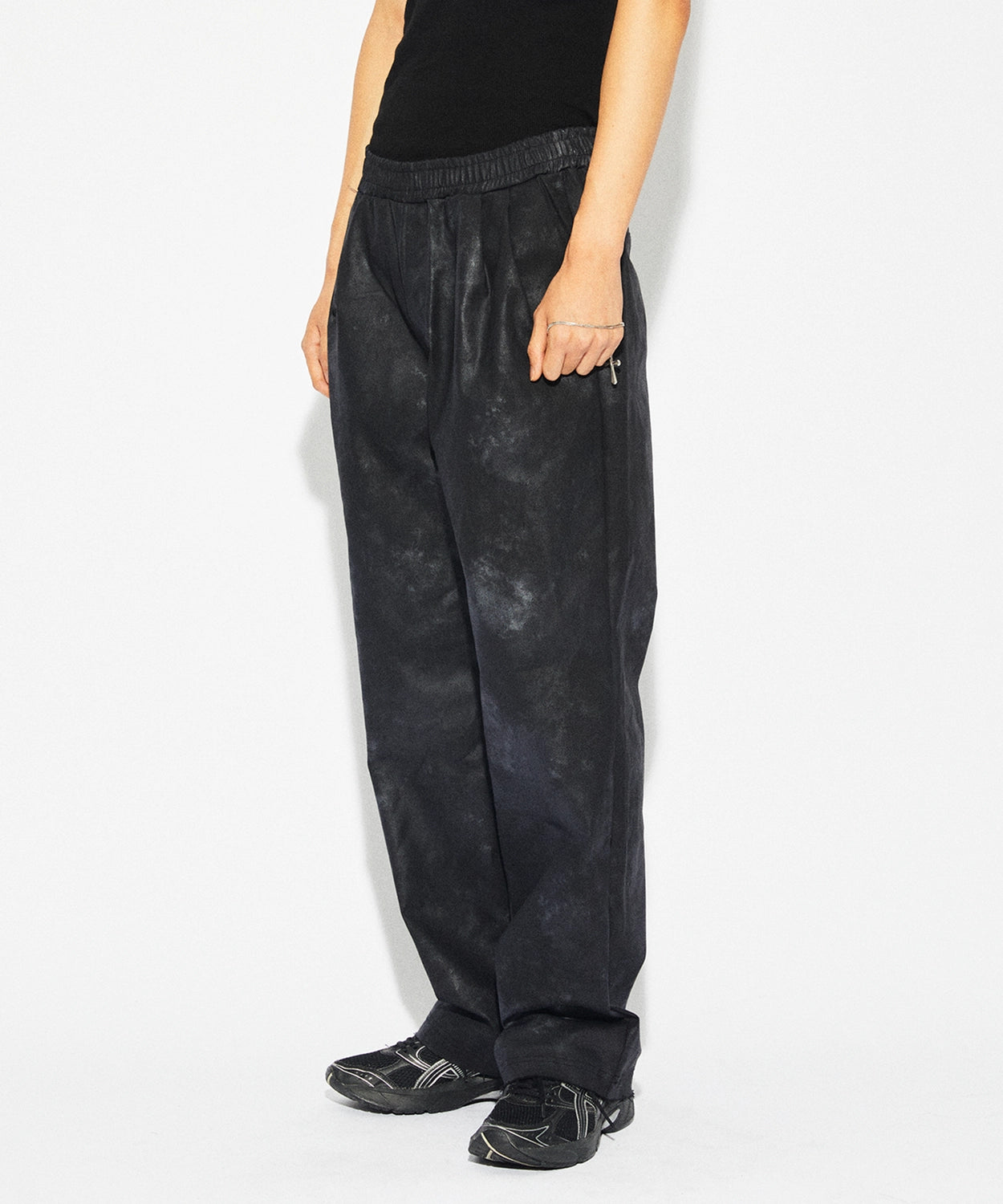 tonsil-ss-25-dirty-washing-banding-twotuck-wide-pants-black