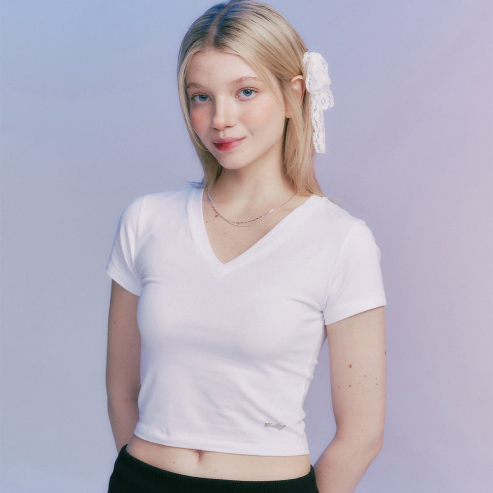 moonfairy-ss-24-mf-classic-vneck-crop-teewhite