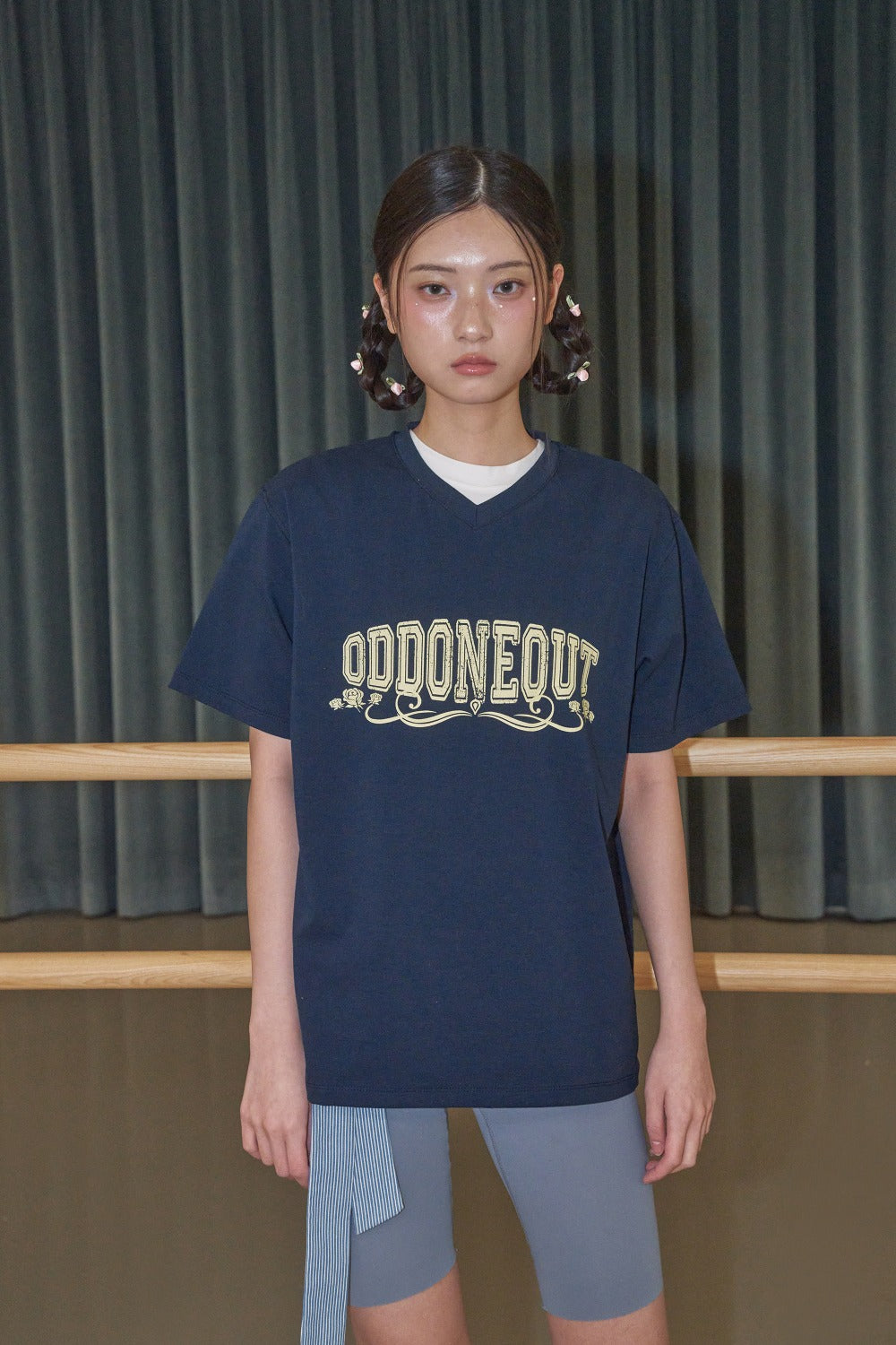 odd-one-out-ss-24-rosy-logo-v-neck-tshirts-navy