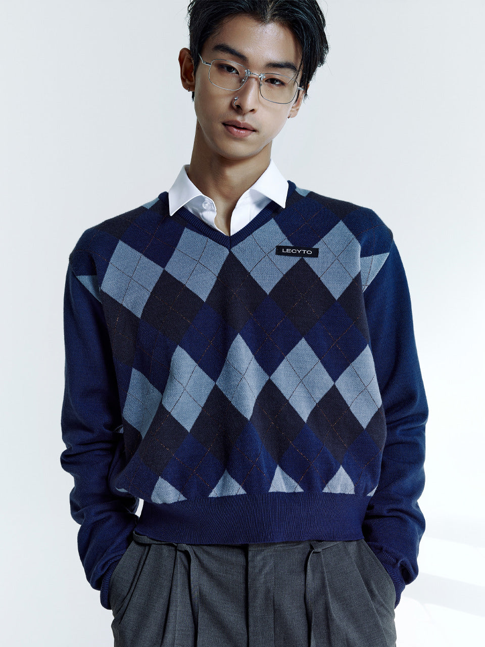 lecyto-fw-24-argyle-vneck-knit_(navy)