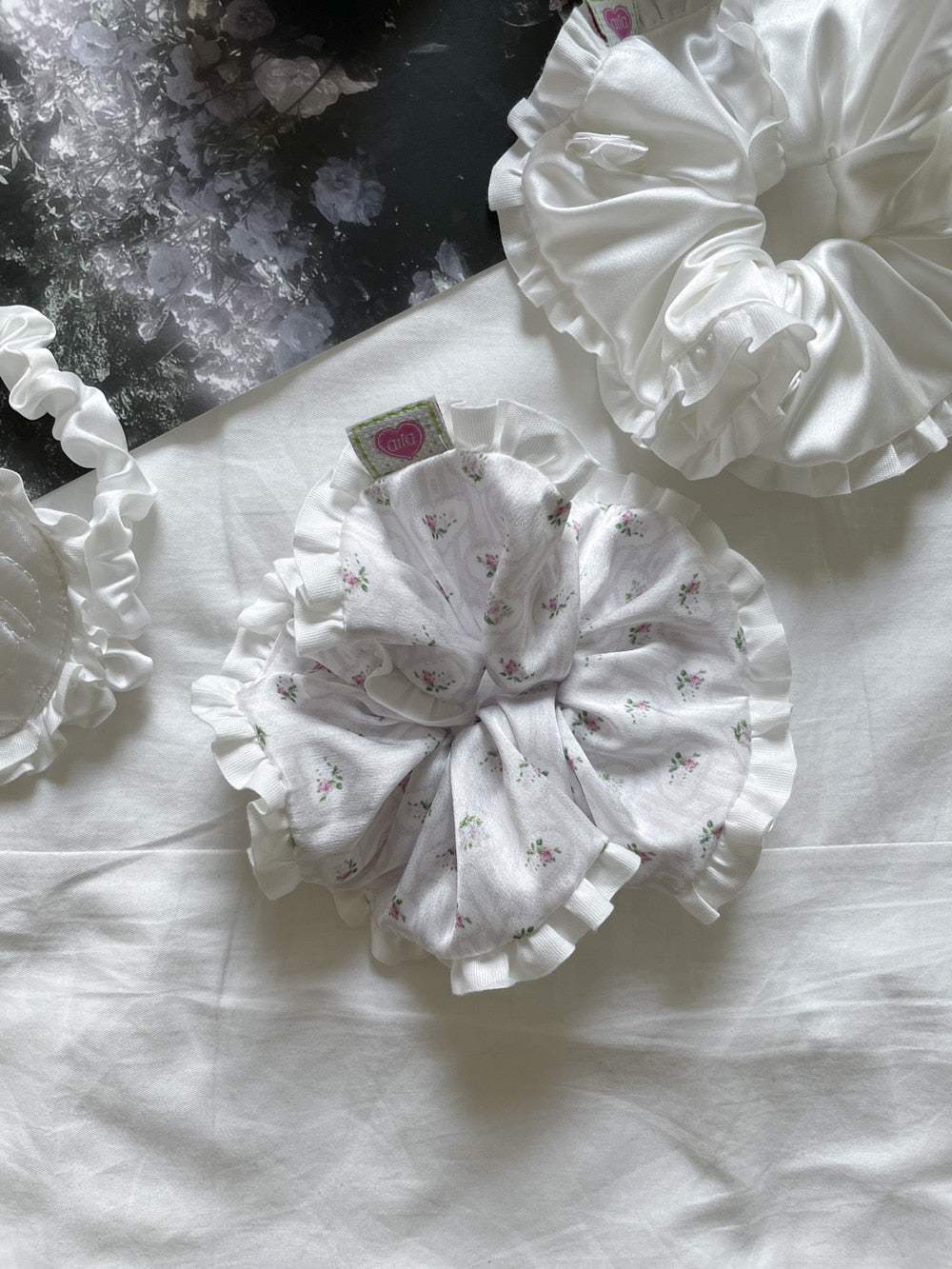 atta-seasonless-winter-rose-scrunchie-(pattern)