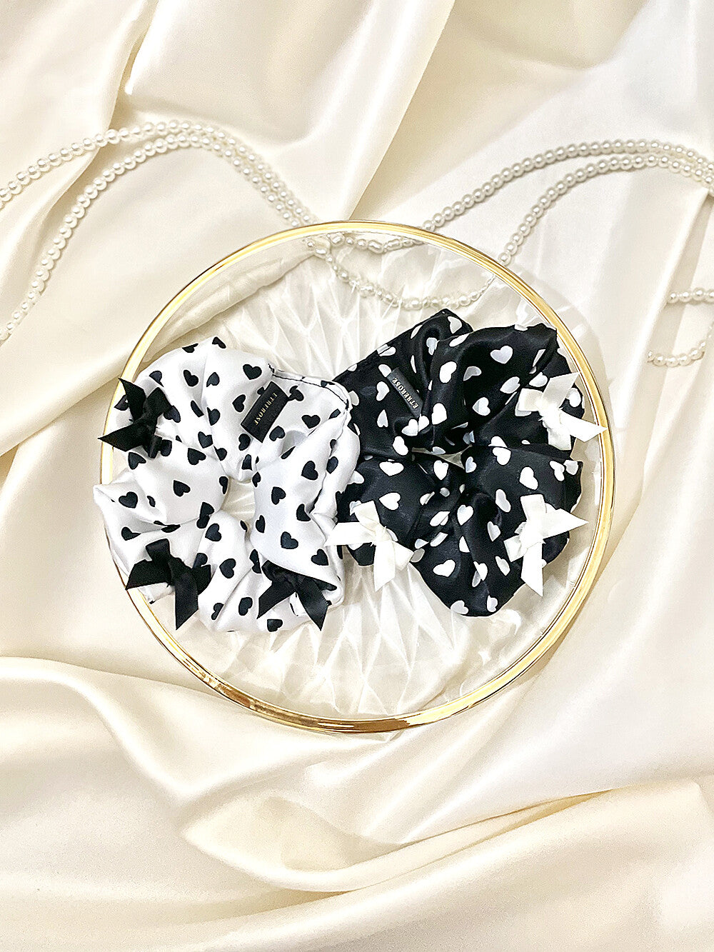 etrerose-seasonless-24-mono-heart-ribbon-satin-scrunchie-2color