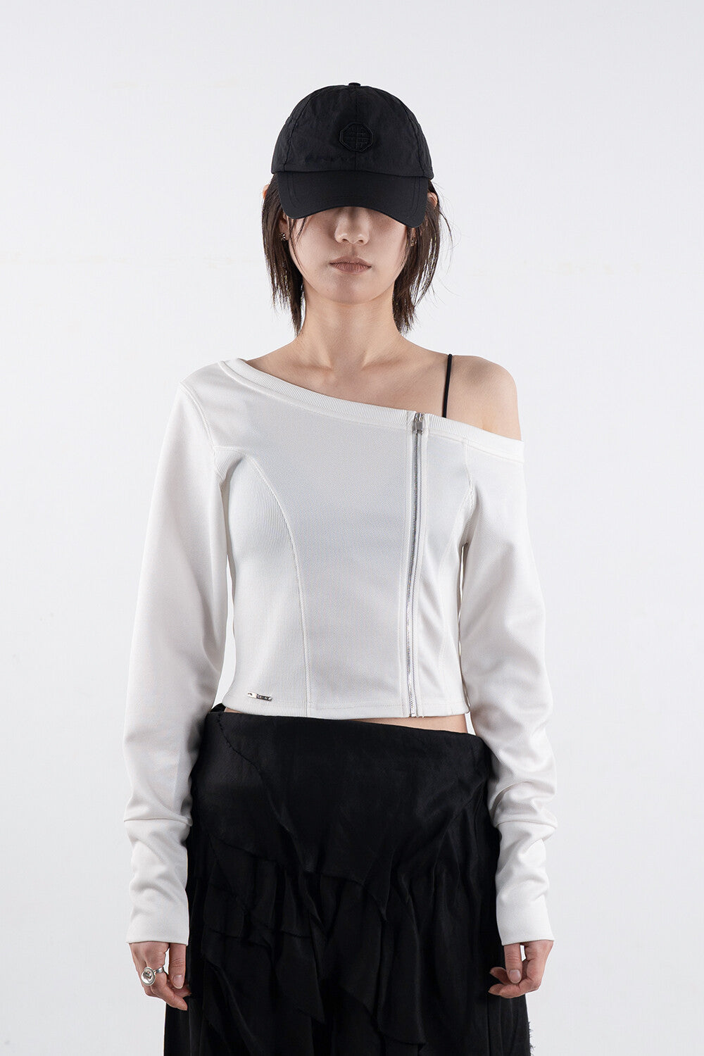 seyo-k-ss-25-unbalance-shoulder-jersey-top-/-white