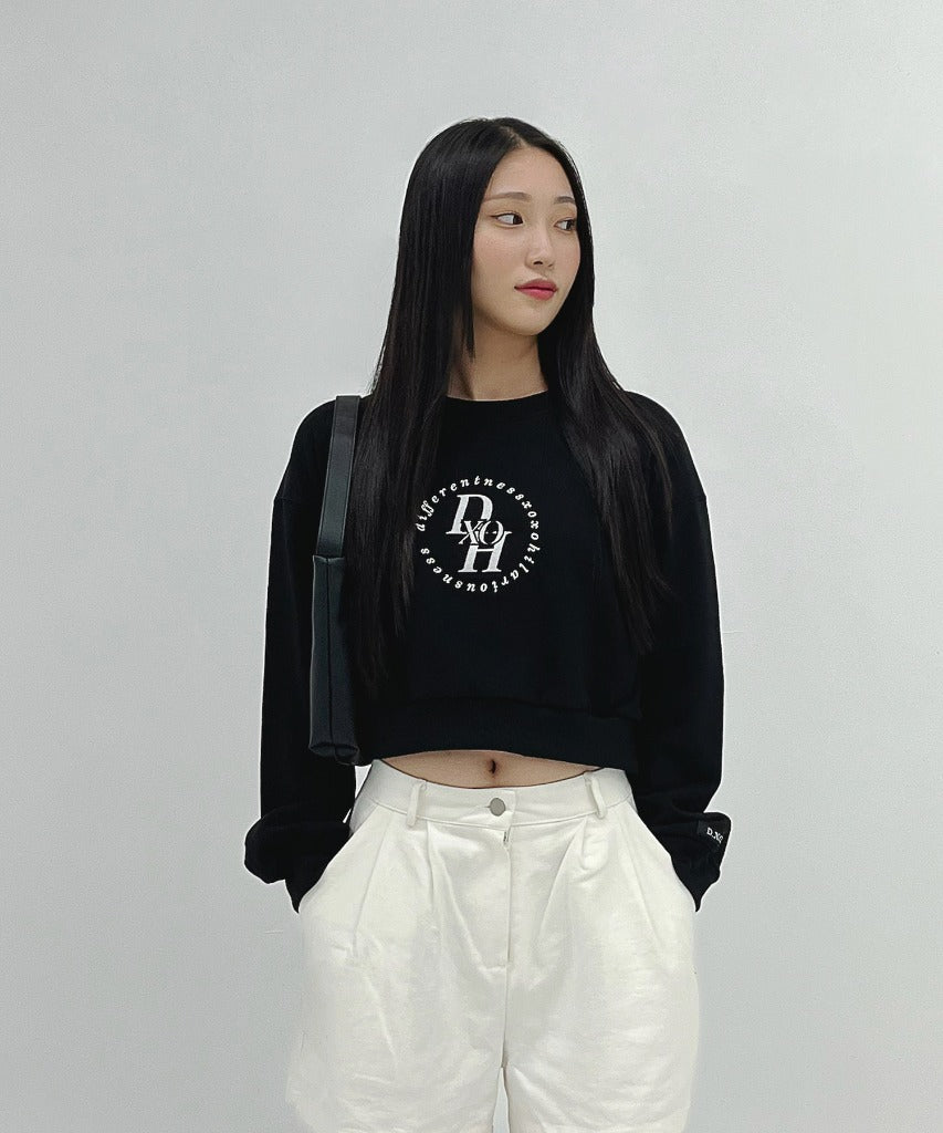 dxoh-seasonless-circle-stack-logo-cropped-sweatshirt-black