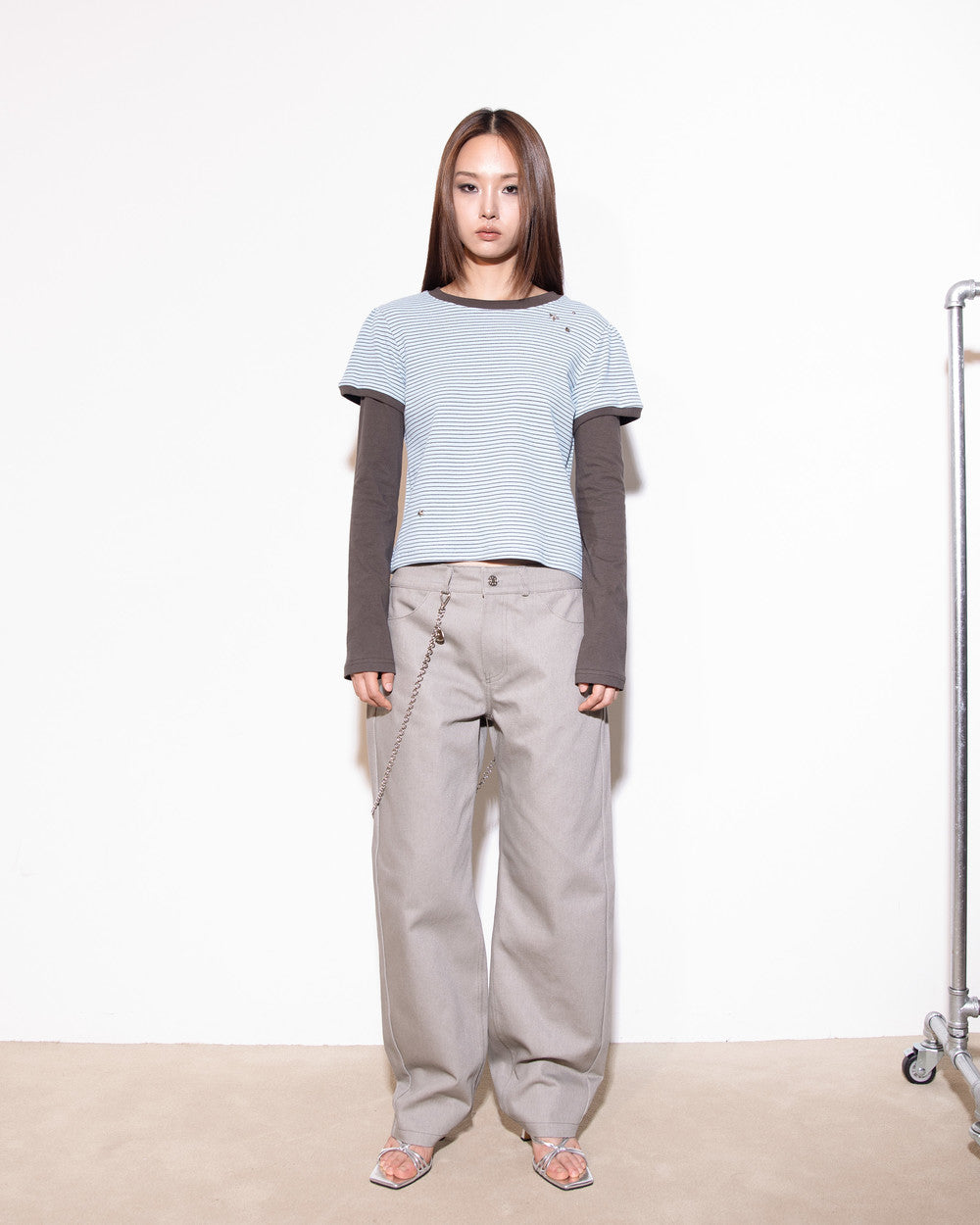 onska-fw-23-round-low-waist-pants-grayish-beige